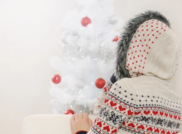 Disparo de una mujer joven de la espalda mirando en el árbol de Navidad — Foto de Stock