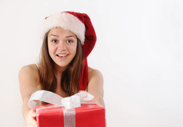 Feliz hermosa joven en Santa sombrero que le da un regalo para Ch — Foto de Stock