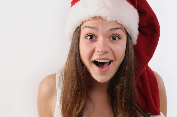 Ritratto di bella ragazza sorpresa in cappello Babbo Natale — Foto Stock