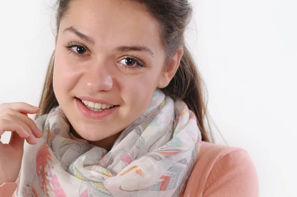 Close up ritratto di carino sorridente giovane ragazza su sfondo bianco — Foto Stock