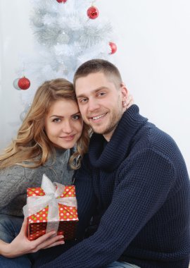 güzel çift ellerde hediye ile Noel ağacı altında