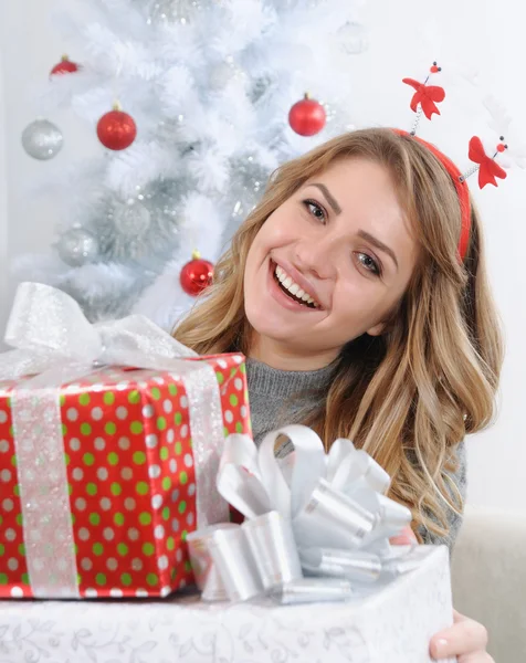 Atractiva joven mujer que le da regalos para la Navidad — Foto de Stock