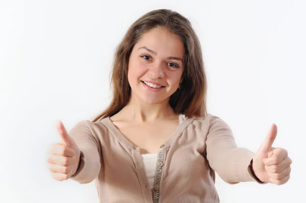 Retrato de una hermosa mujer joven sonriendo y sosteniendo pulgares u — Foto de Stock