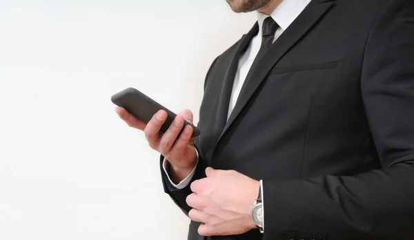 Close up tiro de homem de negócios mãos segurando um telefone no branco bac — Fotografia de Stock