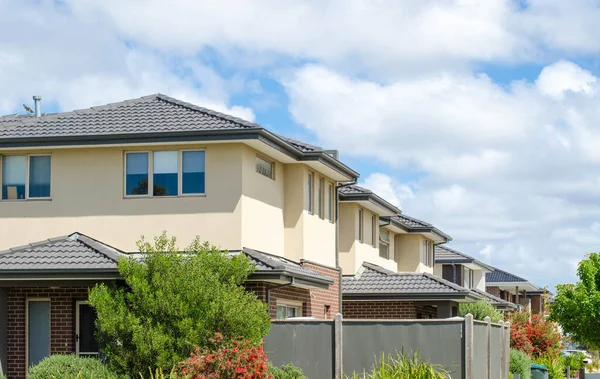 Een Rij Van Australische Moderne Voorstedelijke Herenhuizen Melbourne Woonwijk Dorpshuizen — Stockfoto