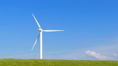 Rüzgar Türbini sol tarafında çim sahası
