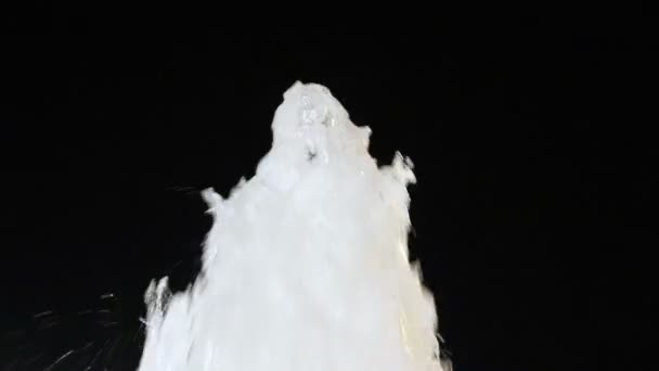 Водный фонтан белый черный фон изолированный источник движения — стоковое видео