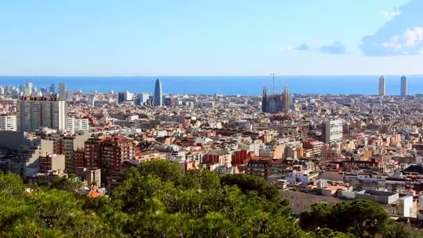 Zooma in på staden Barcelona och Sagrada Familia — Stockvideo