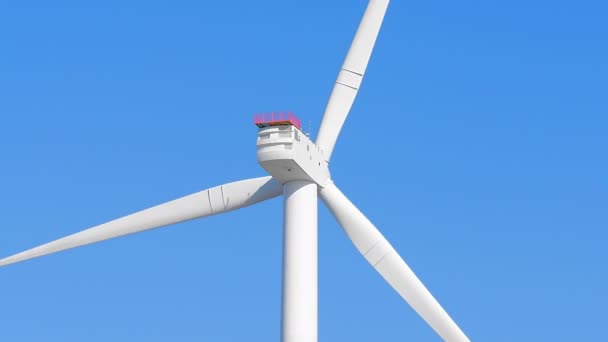 Przędzenia turbin wiatrowych z bliska pętli — Wideo stockowe