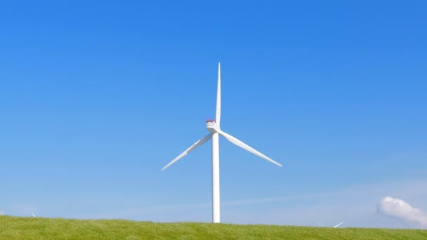 Nubes de campo verde turbina eólica — Vídeo de stock