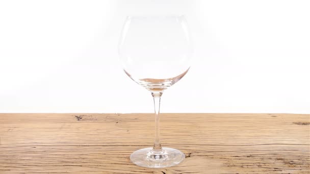 Table de remplissage en verre de vin rouge blanc — Video