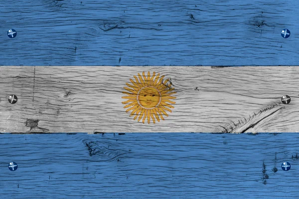 Argentiniens Nationalflagge bemalt, altes Eichenholz befestigt — Stockfoto