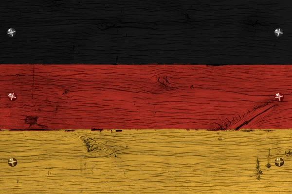 Deutsche Nationalflagge bemalt mit altem Eichenholz befestigt — Stockfoto