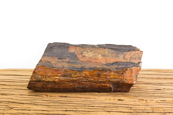 Brown απολιθωμένο ξύλο δρυός επιφάνειας λευκό φόντο. — Φωτογραφία Αρχείου