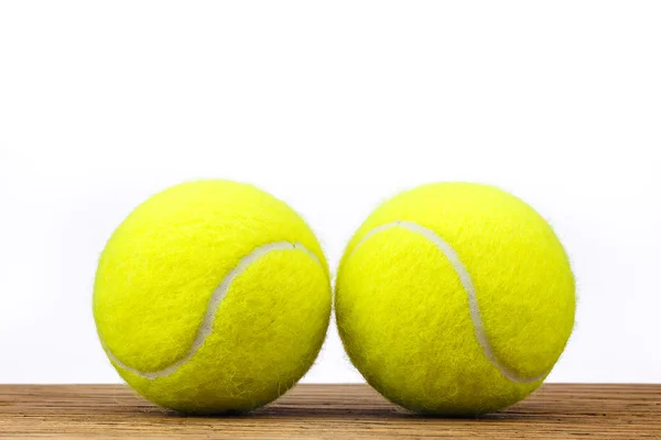 Dva tenisové míčky stůl dřevo, samostatný — Stock fotografie