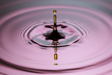 Sarı damla ayağı yakın dalgaların pembe mavi gri yüzeyi kadar