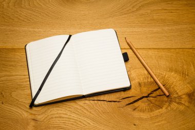 Boş sayfaları defter kalem masanın üzerinde eğriltme