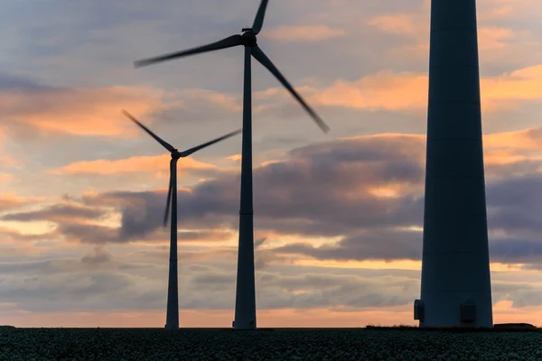 Gran molino de viento en movimiento al atardecer — Foto de Stock