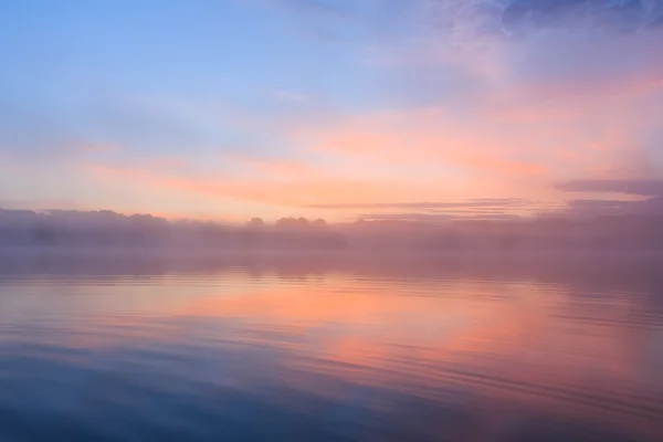Туманное озеро восхода солнца Франция — стоковое фото