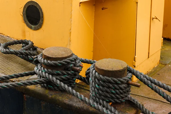 Boat secured with ropes — Stock Photo, Image