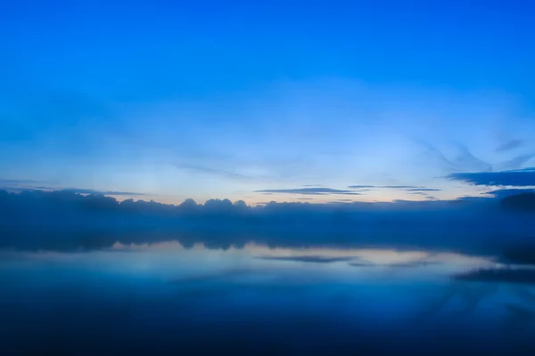 Солнце восходит над озером Франции — стоковое фото