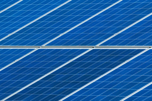 太陽電池パネルのグリッドをクローズ アップ — ストック写真
