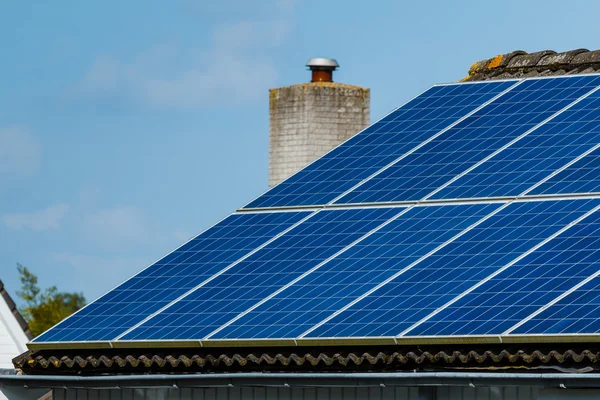 Paneles solares techo casa — Foto de Stock