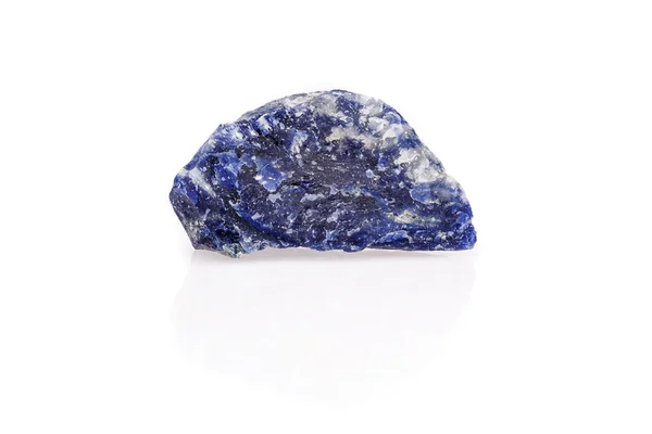 İzole mavi siyah beyaz sodalite gem pürüzlü
