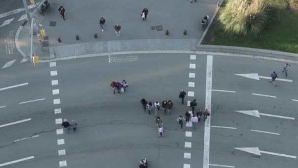 Пішоходів, які перетинають дорогу — стокове відео