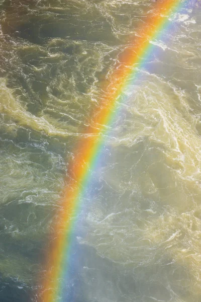 高速流れる川に架かる虹 — ストック写真