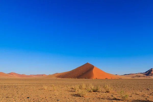 红色的沙丘景观 Sossusvlei 头顶的蓝天 — 图库照片