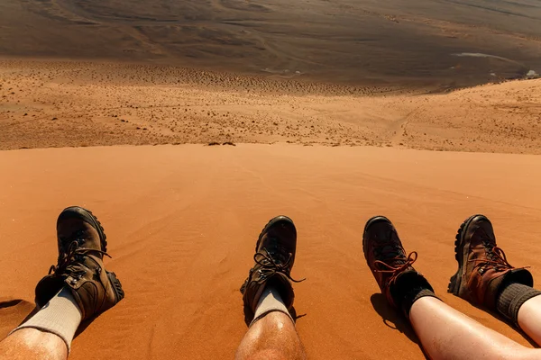 享受休息攀爬沙丘 — 图库照片