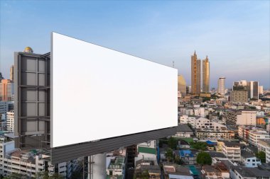 Gün batımında Bangkok şehir manzaralı boş beyaz yol reklam panosu. Sokak reklam afişi, maket, 3 boyutlu tasarım. Yan görüş. Pazarlama iletişimi fikri desteklemek veya satmak için.