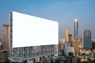 Gün batımında Bangkok şehir manzaralı boş beyaz yol reklam panosu. Sokak reklam afişi, maket, 3 boyutlu tasarım. Yan görüş. Pazarlama iletişimi fikri desteklemek veya satmak için.