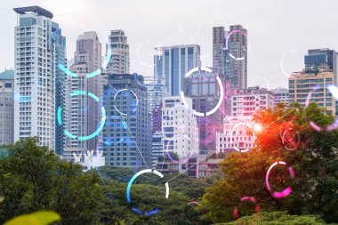 Soyut teknoloji hologramları Bangkok, Asya 'nın panorama şehri görüntüsü üzerinde simgeler. İnsanların ağ kurma ve bağlantı kurma kavramı. Çift pozlama.