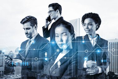 İş amaçlarına ulaşmak için sosyal medya pazarlama stratejisi üzerinde çalışan bir grup SMM uzmanı. Kuala Lumpur arkaplanı üzerinde hologram simgeleri.