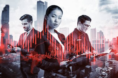 Takım elbiseli bir grup iş arkadaşı çok uluslu kurumsal ekibin bir parçası olarak fonda ticari strateji tahmininde bulunuyorlar. Eski çizelge. Bangkok arka planda. Çift pozlama