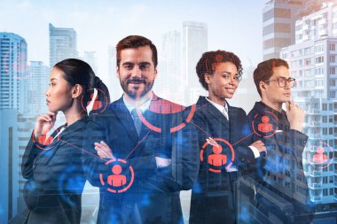 İş amaçlarına ulaşmak için sosyal medya pazarlama stratejisi üzerinde çalışan bir grup SMM uzmanı. Bangkok arkaplanı üzerinde hologram simgeleri.