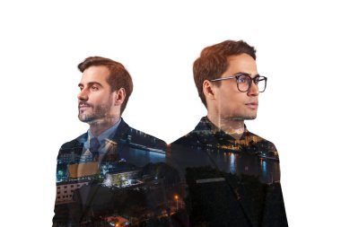 Asya 'nın Bangkok şehrinin arka planında duran iki genç, başarılı iş adamının çifte pozu. Takım çalışması kavramı. Gece vakti..