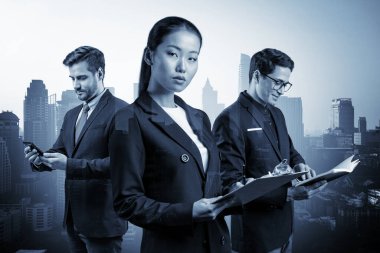Takım elbiseli üç iş arkadaşından oluşan bir grup yeni kariyer fırsatları elde etmek için proje üzerinde birlikte çalışıyorlar. Bangkok 'taki çok uluslu şirket takımı kavramı. Çift pozlama.