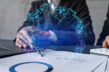 Uluslararası iş projesinde kadın ve erkek birlikte çalışıyor. Dünya gezegeninin mavi bilgi hologramı. Dünya haritası. Çoklu pozlama.
