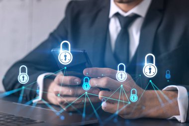 İş adamı telefonda internet uygulaması kullanıyor. Hologramı kilitle. Çoklu maruz kalma. İnternet güvenliği kavramı.