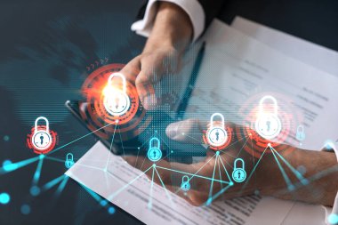 İş adamı telefonda internet uygulaması kullanıyor. Hologramı kilitle. Çoklu maruz kalma. İnternet güvenliği kavramı.