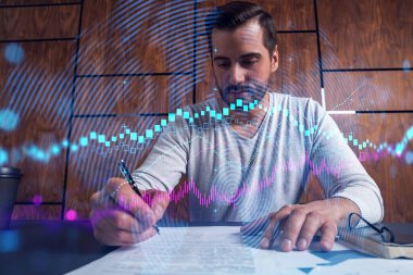 Yatırım projesinde çalışan yakışıklı bir adam. Çoklu maruz kalma. Forex grafik hologramı.