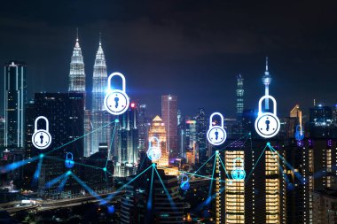 Parlayan Padlock hologramı, Kuala Lumpur, Malezya, Asya 'nın gece panoramik şehir manzarası. KL şirketlerini korumak için siber güvenlik kavramı. Çift pozlama.