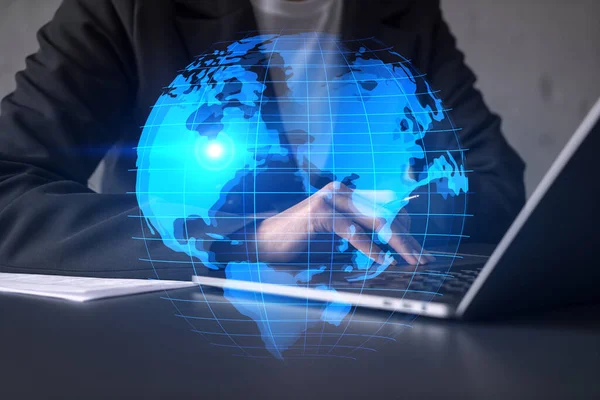 Bizneswoman pisząca na laptopie w biurze. Mapa świata planety Ziemia hologram. Międzynarodowa koncepcja biznesu. Podwójna ekspozycja. — Zdjęcie stockowe