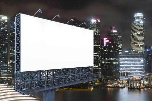 Panneau d'affichage blanc blanc avec fond de paysage urbain de Singapour la nuit. Affiche publicitaire, maquette, rendu 3D. Vue latérale. Le concept de communication marketing pour vendre l'idée. — Photo