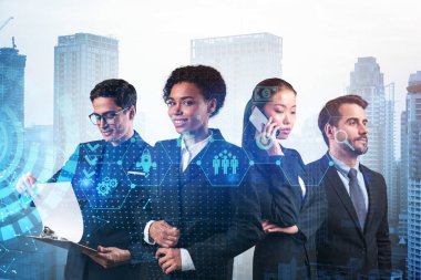 Bir grup iş arkadaşı araştırma ve geliştirme departmanındaki problemleri çözmek için yeni teknik yaklaşımlar bulmaya çalışıyor. Bangkok arka planında Fintech hologram simgeleri.