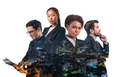 Asya 'nın Bangkok şehrinin önünde duran dört genç, başarılı iş adamının çifte pozu. Uluslararası takım çalışması kavramı. Gece vakti..