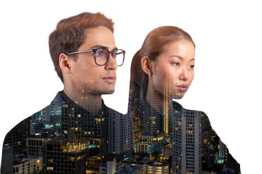 Asya 'nın Bangkok şehrinin önünde duran iki genç, başarılı iş adamının çifte pozu. Takım çalışması kavramı. Gece vakti..